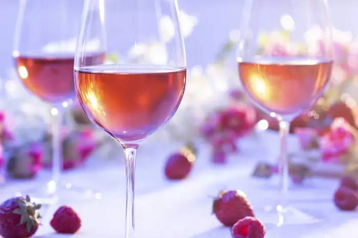 賞十里桃花，不如品桃紅葡萄酒